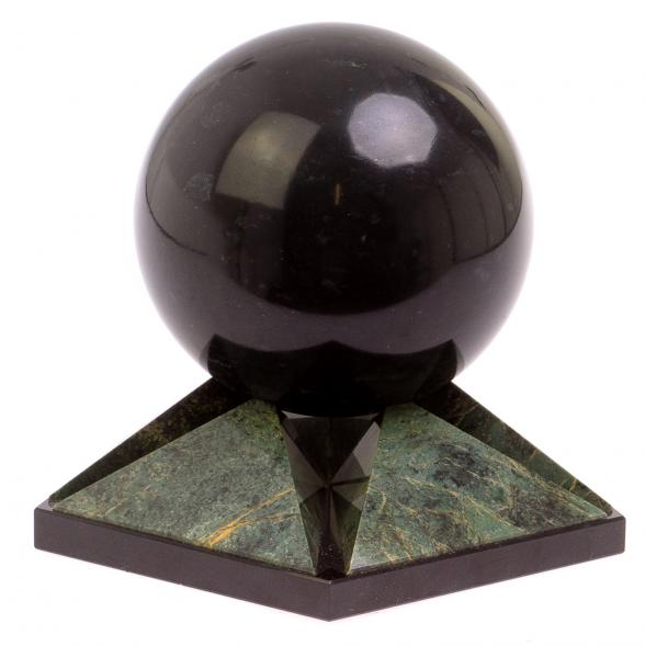 Шар 12,5 см на подставке из змеевика и долерита 126355