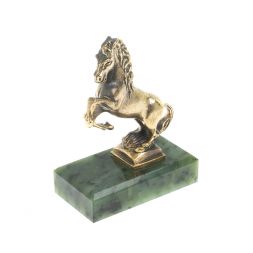 Статуэтка "Конь на дыбах" на подставке из нефрита 6х3,5х8 см