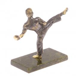 Статуэтка из бронзы "Каратист" камень змеевик