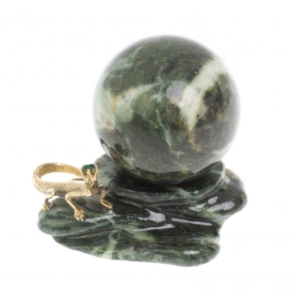 Композиция &amp;quot;Ящерица на скале&amp;quot; с шаром 4,5 см змеевик 127248