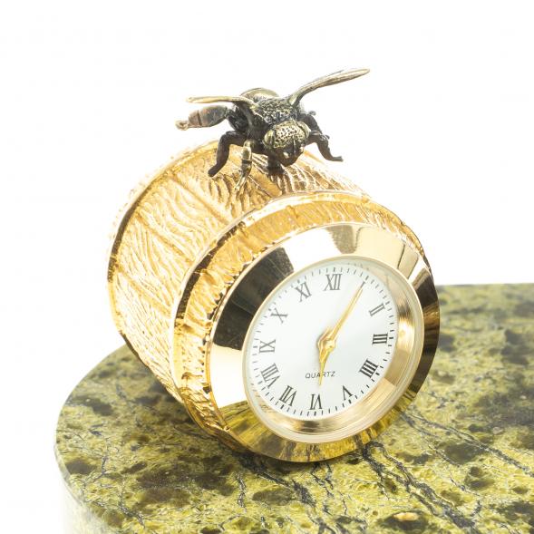 Часы из бронзы &amp;quot;Медведь с пчелой&amp;quot; змеевик 123234