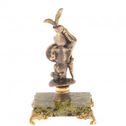 Статуэтка из бронзы "Кролик - фокусник" на подставке из змеевика