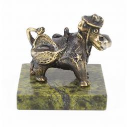 Статуэтка из бронзы и змеевика "Бычок шериф"