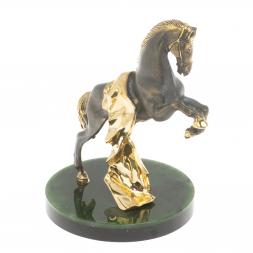 Бронзовая статуэтка &amp;quot;Конь с попоной&amp;quot; на подставке из нефрита