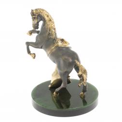 Бронзовая статуэтка &amp;quot;Конь с попоной&amp;quot; на подставке из нефрита