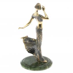 Бронзовая статуэтка "Девушка игра" на нефрите
